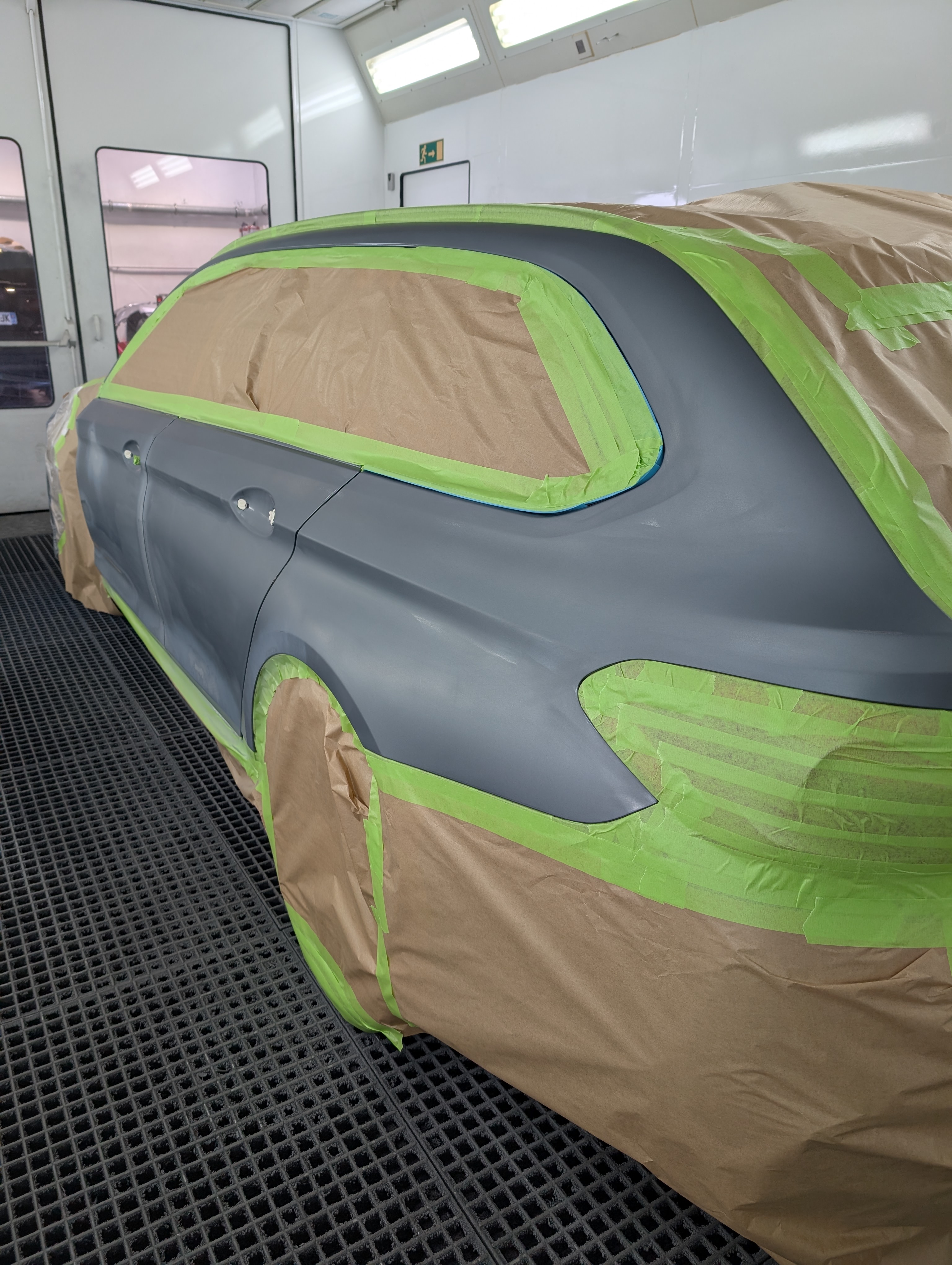 Véhicule soigneusement masqué et préparé avant peinture