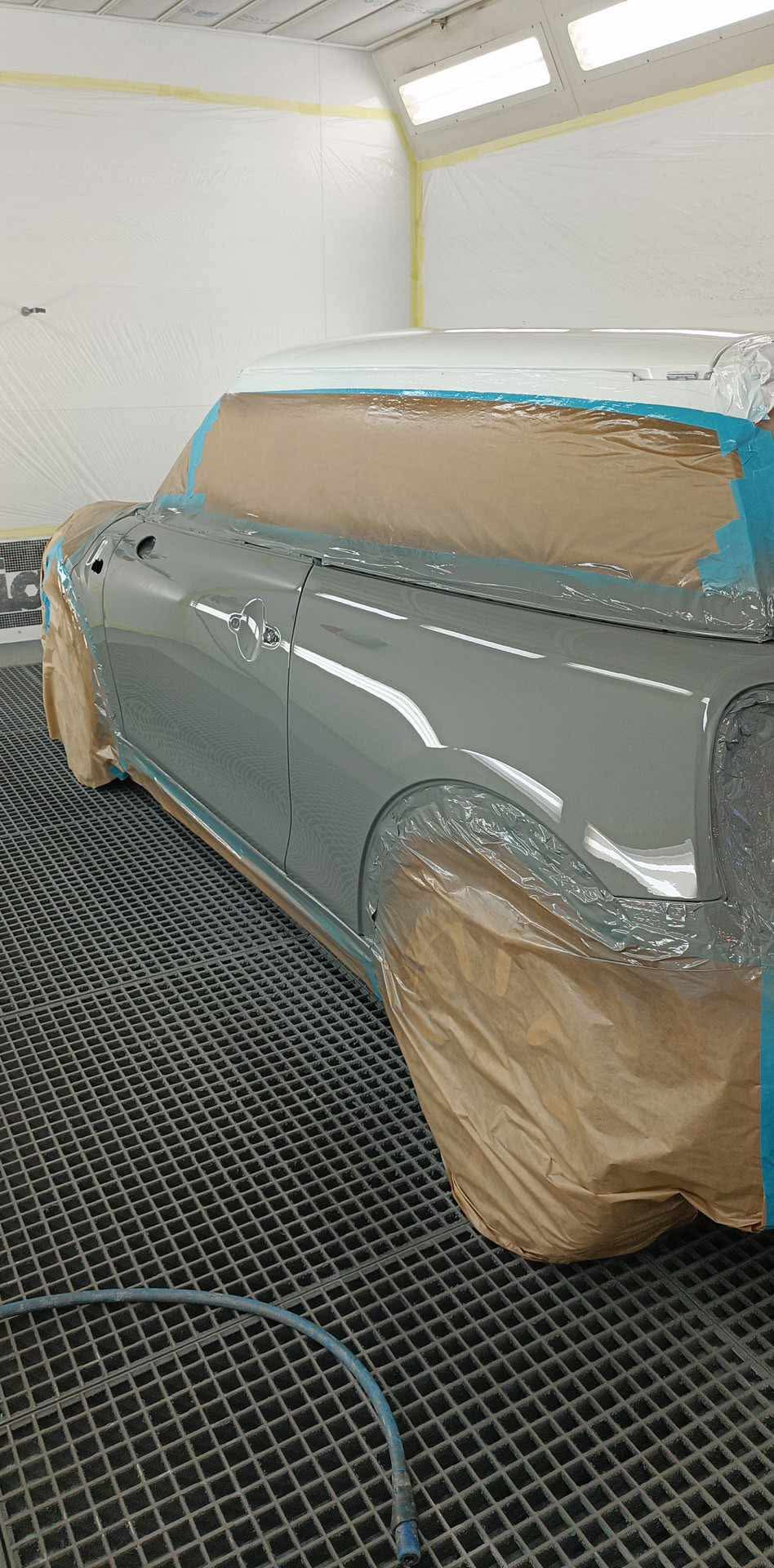 Véhicule gris après mise en peinture en cabine